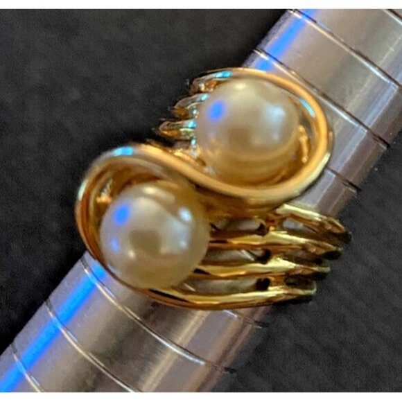 18k Gold Electroplated Stamped Ring with 2 Glass Faux Pearls Size 8 Classic - Picture 1 of 10